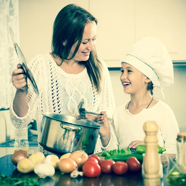 Madre e figlia preparare la minestra — Foto Stock
