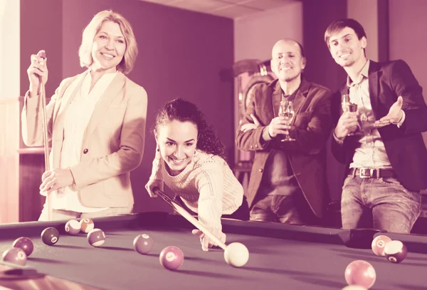 Group of friends playing billiards — Stock Photo, Image