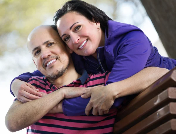 Paar zitten samen op de bank — Stockfoto