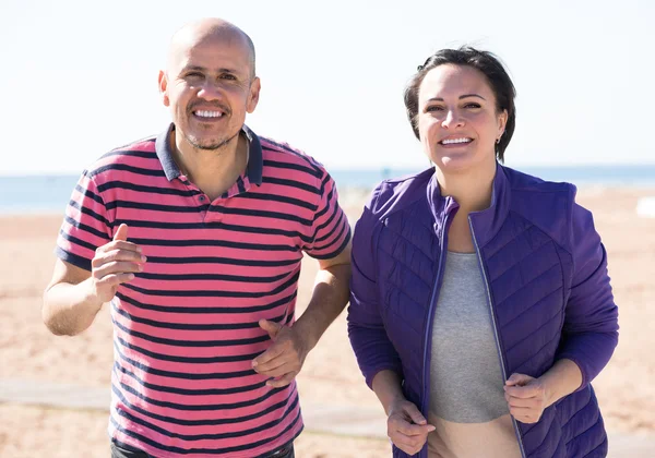 Pareja trotando juntos al aire libre —  Fotos de Stock