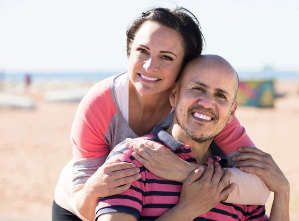 Pár drží jeden druhého na pláži — Stock fotografie