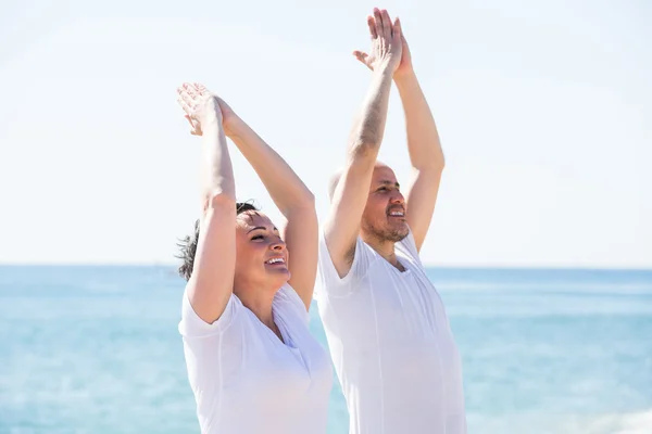 Kumsalda yoga yapan çift. — Stok fotoğraf