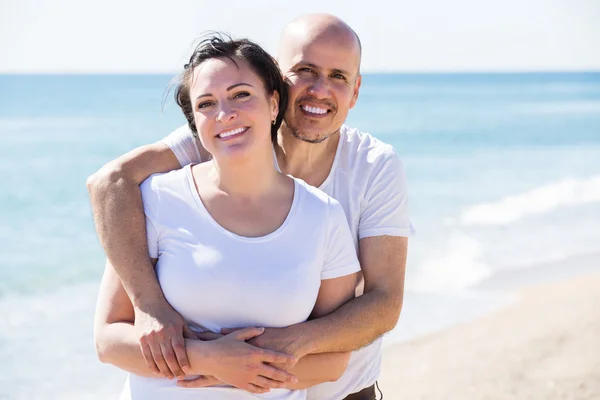 Paar omhelzingen op het strand — Stockfoto