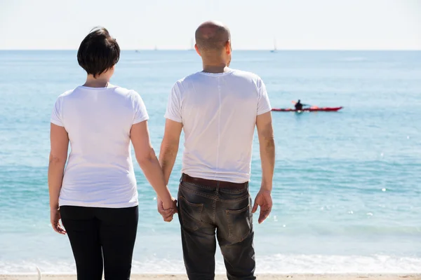 Couple embrassant sur la plage — Photo