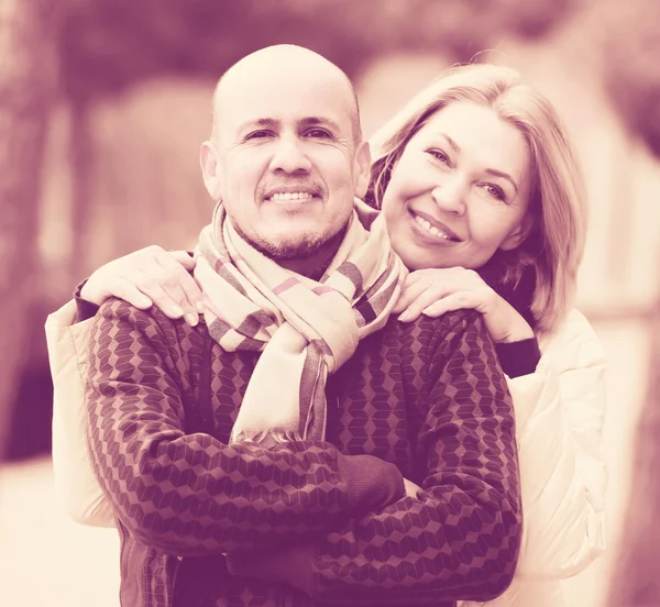 Frau und Mann posieren gemeinsam im Freien — Stockfoto