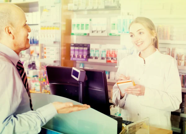 Pharmacist counseling customer — Stock Photo, Image