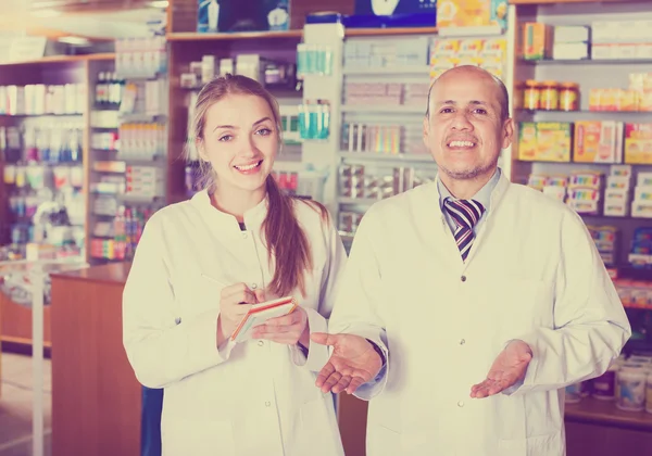 Team av apotekare och tekniker — Stockfoto