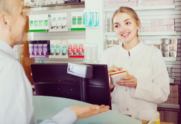 Farmacista al servizio del cliente in farmacia — Foto Stock