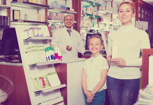 Farmacêutico ajudando clientes — Fotografia de Stock