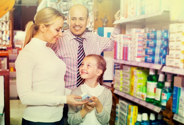 Familjen att välja objekt i farmaci — Stockfoto