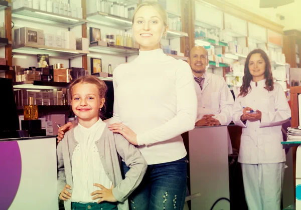 Dois farmacêuticos e cliente — Fotografia de Stock