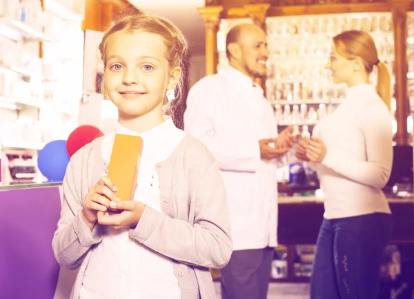 Smiling girl in pharmacy — Stock Photo, Image