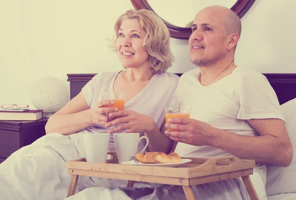 Pareja desayunando en la cama —  Fotos de Stock