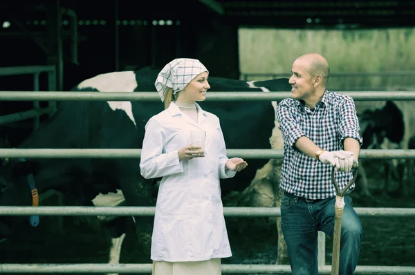 Veterinario alegre charlando con granjero —  Fotos de Stock