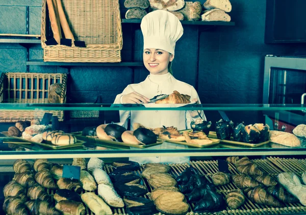 Feliz cozinheiro feminino — Fotografia de Stock