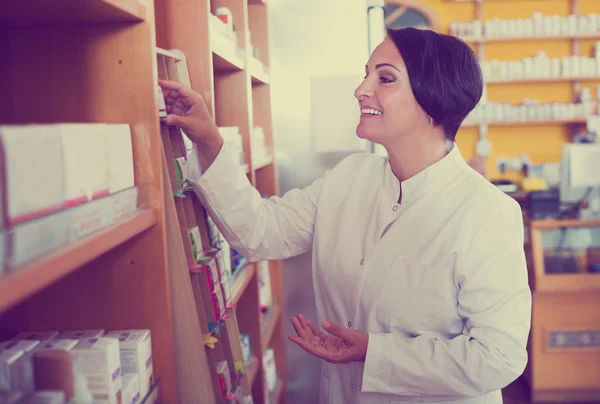 Farmacista donna in negozio — Foto Stock