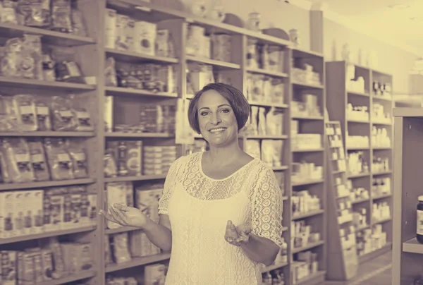 Portret uśmiechający się starsza kobieta w sklepie — Zdjęcie stockowe