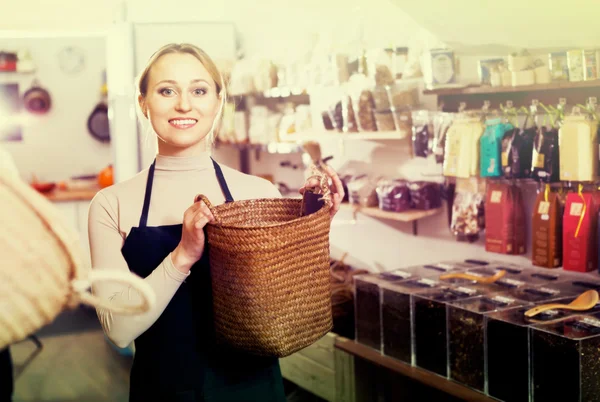 Vrouwelijke verkoper in biologische winkel — Stockfoto