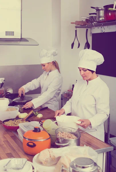 Volwassen en jonge vrouwen cook — Stockfoto