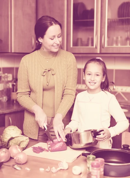 Dziewczyna i mama z warzywami — Zdjęcie stockowe