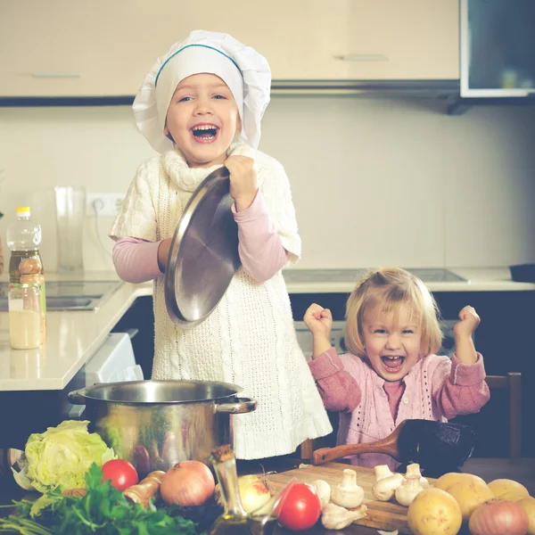 Les enfants cuisinent dans la cuisine — Photo