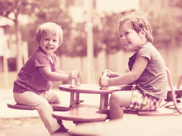 Crianças se divertindo no playground — Fotografia de Stock