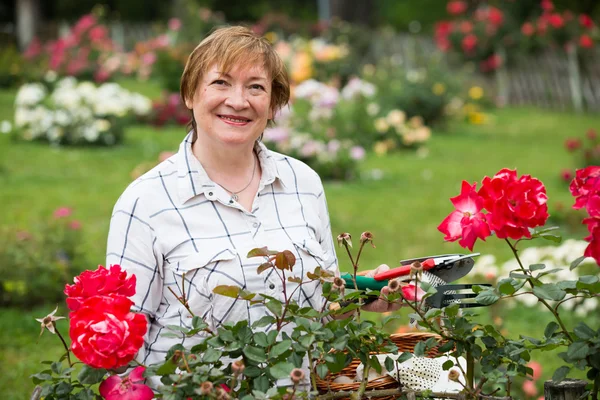 Glad pensionär kvinna — Stockfoto