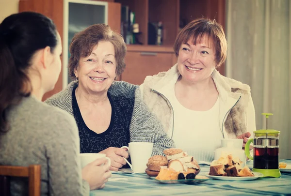 Senior vrouwen praten met meisje — Stockfoto