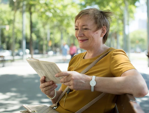 Mulher madura segurando livro — Fotografia de Stock