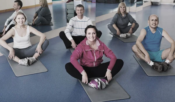 Entrenamiento de personas en gimnasio —  Fotos de Stock