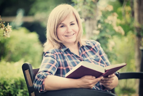 Kvinna läsning bok — Stockfoto