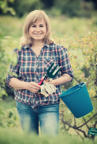 Mujer con herramientas de jardinería — Foto de Stock