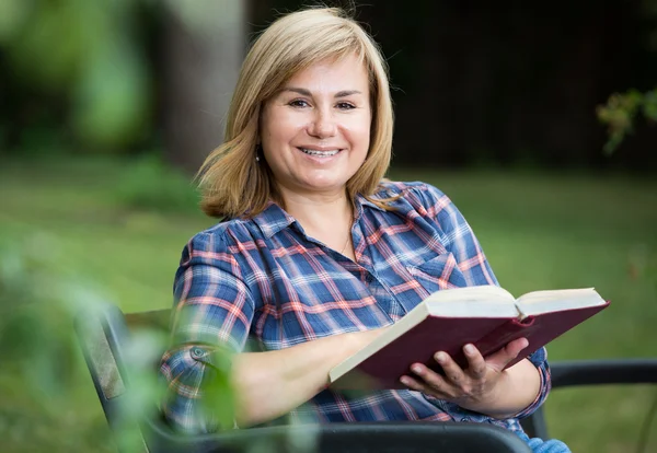 Vrouw genieten van haar boek — Stockfoto