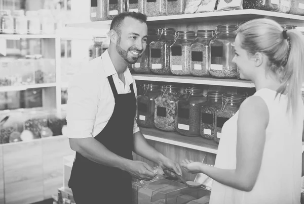 Erwachsener Mann Verkäufer — Stockfoto