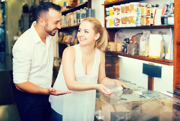 Pareja con hierbas secas — Foto de Stock