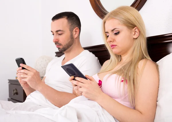 Casal socializar com telefones celulares — Fotografia de Stock