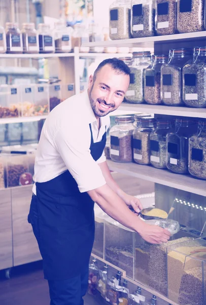 Satıcı dükkanda tahıllar ile — Stok fotoğraf