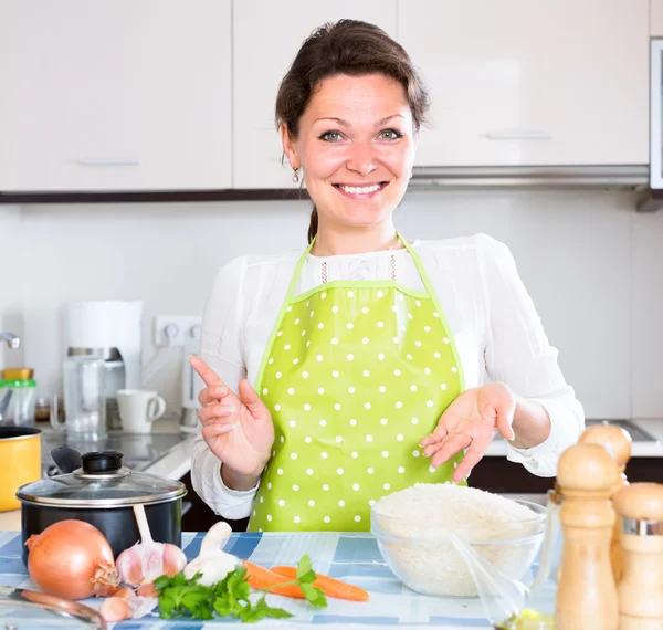 Mujer feliz en delantal en la cocina —  Fotos de Stock