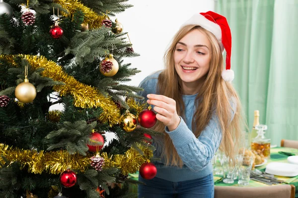 Vrouw in Kerstman hoed — Stockfoto