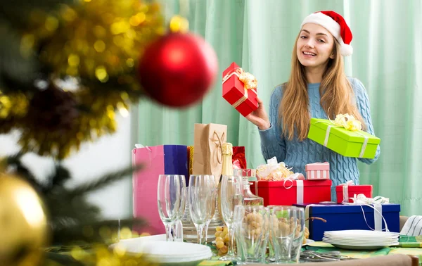 Mujer joven posando con regalos de Navidad — Foto de Stock