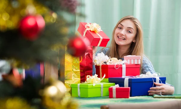 Gelukkig meisje met Kerst presenteert — Stockfoto