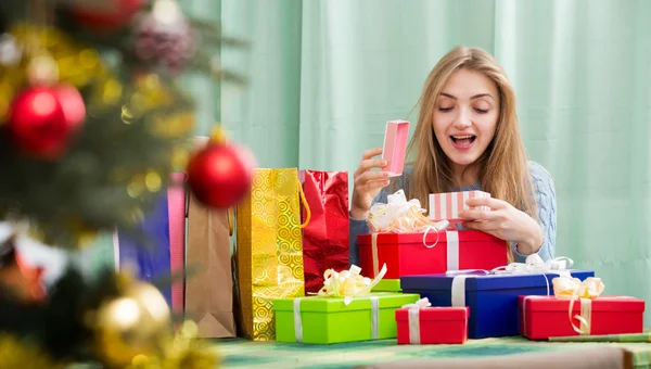 Ragazza apertura regalo di Natale — Foto Stock