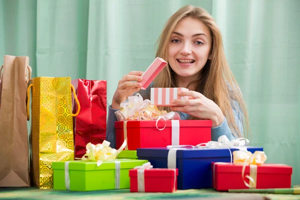Chica apertura caja con regalo y sonriendo — Foto de Stock