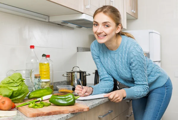 Flicka fyllning bank dokument — Stockfoto