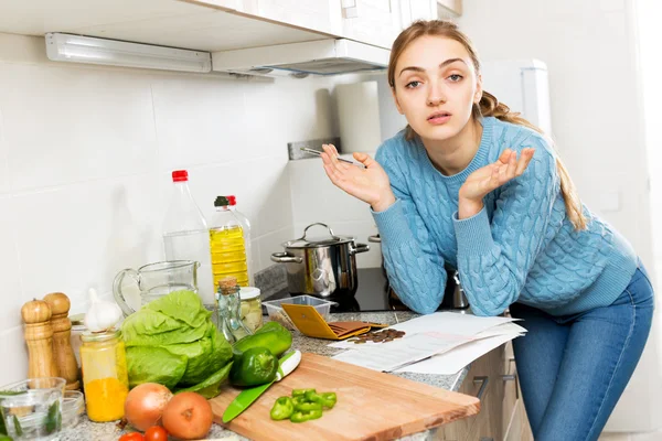 Flickan tar emot begäran om betalning från bank — Stockfoto