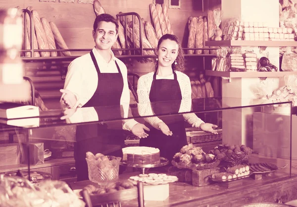 Boulangers hommes et femmes en boulangerie — Photo