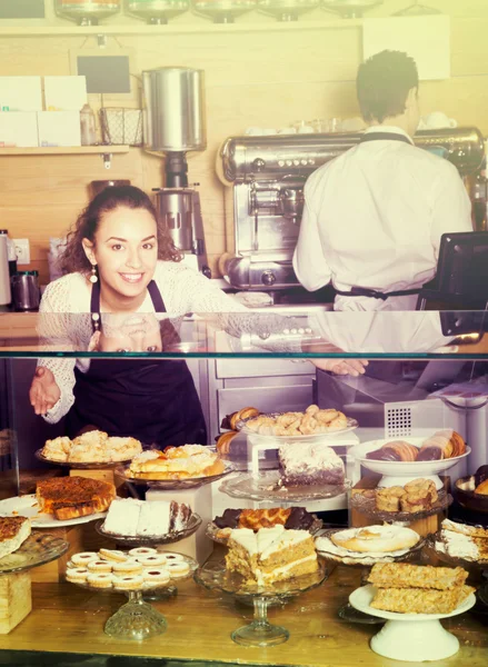 Man and woman at the counter in cafe — Stock Photo, Image