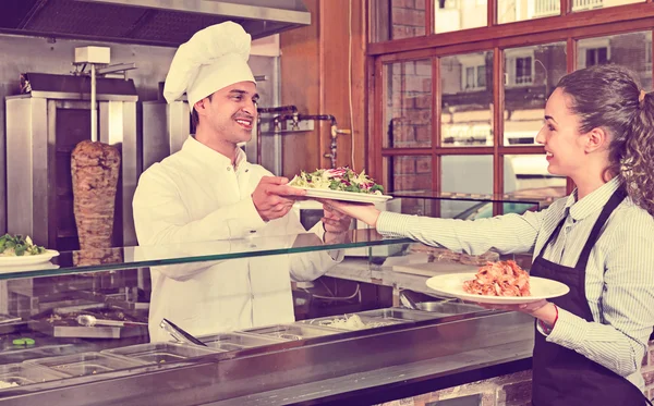 Professionele chef-kok en jonge serveerster — Stockfoto