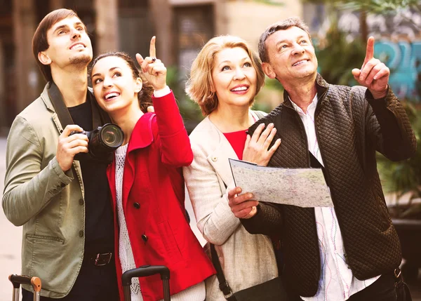 Familia leyendo mapa de la ciudad al aire libre — Foto de Stock