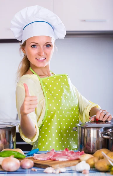 Vrolijke huisvrouw in de keuken — Stockfoto